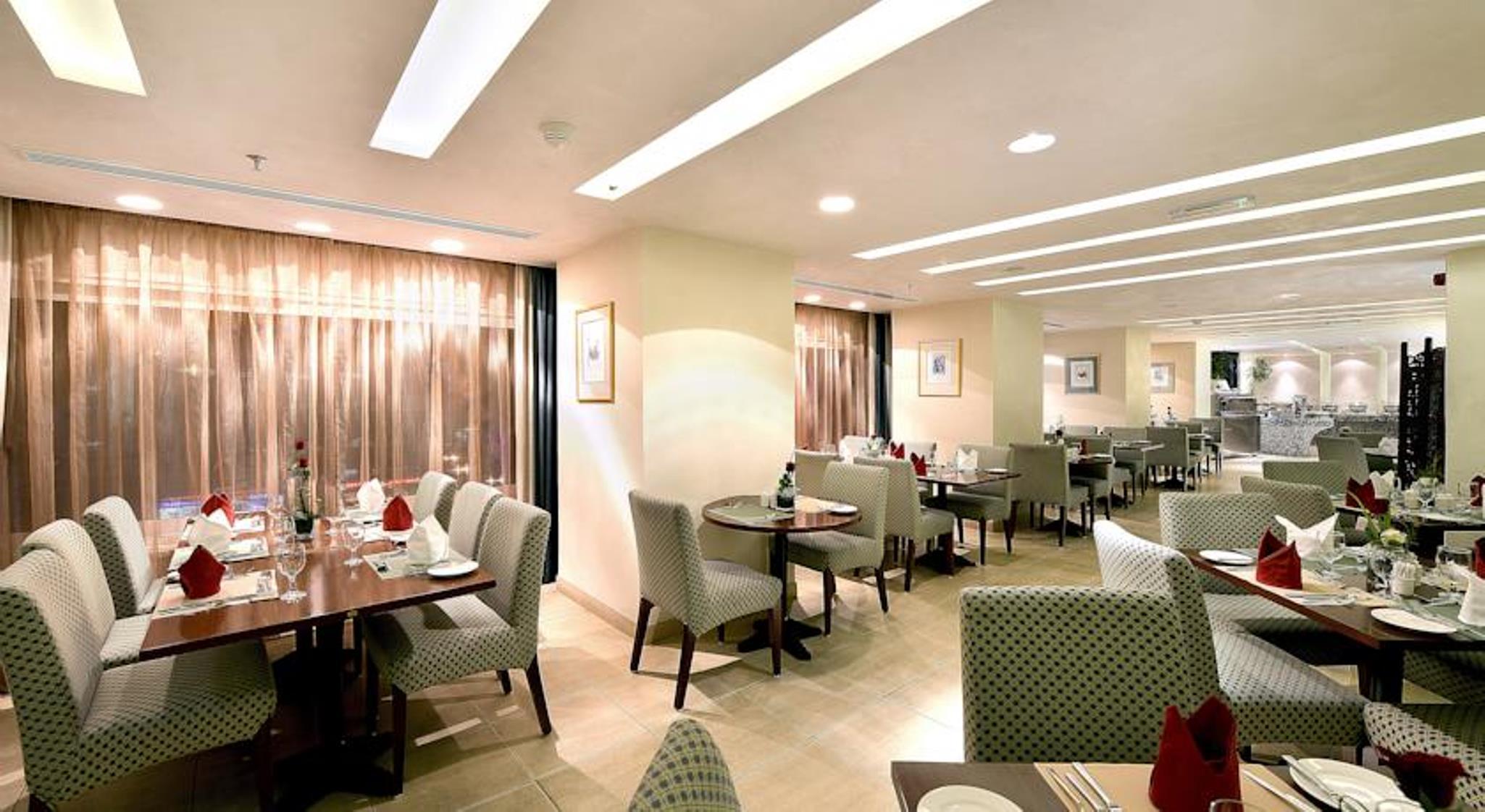 City Seasons Al Hamra Hotel Abu Dhabi Exterior foto