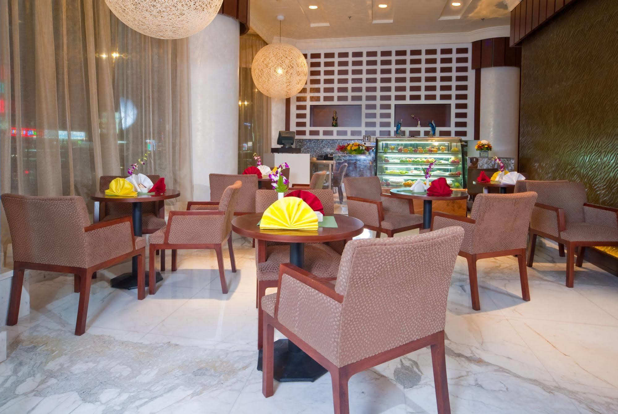 City Seasons Al Hamra Hotel Abu Dhabi Exterior foto